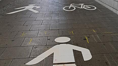 Schon jetzt gilt: Rechtlich gesehen ist der Bereich in der Unterf&uuml;hrung ein Gehweg mit dem Zusatzzeichen "Radverkehr frei". Das hei&szlig;t, dass Radfahrer auf diesen Fl&auml;chen "zu Gast" sind und auf Fu&szlig;g&auml;nger R&uuml;cksicht nehmen m&uuml;ssen.