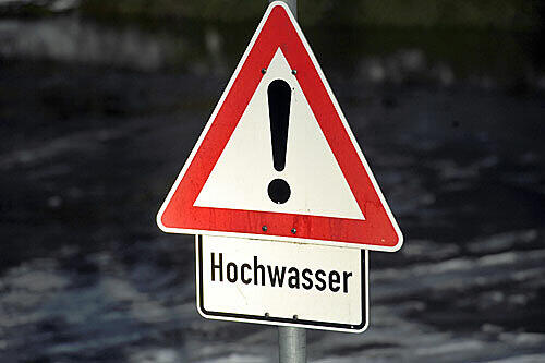 Achtung Hochwasser: Durch starke Niederschläge und Schneeschmelze stiegen die Wasserstände an den Zuflüssen zu Main und Donau am Donnerstag wieder an.