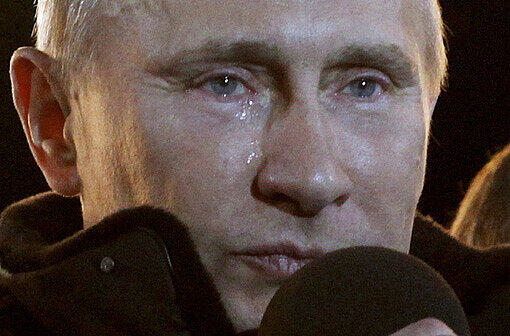 Wladimir Putin soricht mit Tränen in den Augen zur Bevölkerung. Der Chef der russischen Regierung wurde am Sonntag erneut zum Präsidenten gewählt. Allerdings gibt es bereits jetzt mehr als 3200 Betrugsvorwürfe.