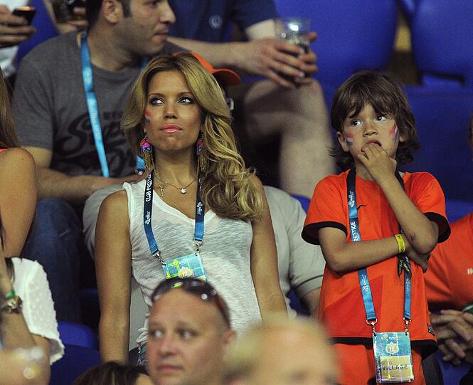 Schön wie eh und je zeigt sich Sylvie van der Vaart auf der Tribüne beim Spiel gegen Deutschland. Ihrem Mann hat sie ein Küsschen versprochen, wenn Holland verliert.
