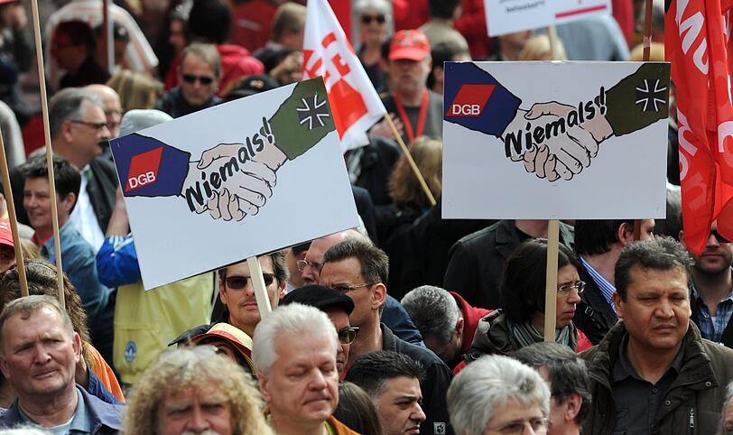 Diese Plakate sollen ausdrücken, dass die Demonstranten gegen eine Annäherung des DGB zur Bundeswehr sind.