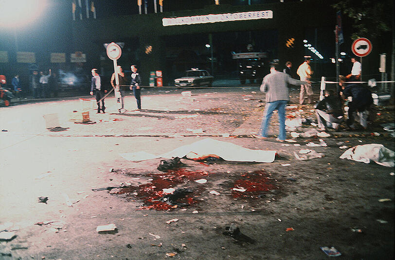 Der Tatort: Am Haupteingang zur Wiesn sterben am 26. September 1980 zwölf Festbesucher und der Attentäter. Am nächsten Tag läuft der Festbetrieb weiter. Zur Trauerfeier am 30. September werden die Zelte jedoch geschlossen.