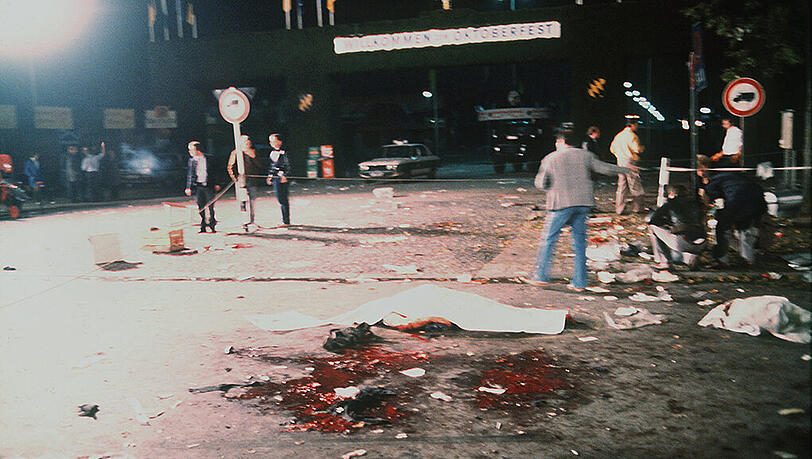 Der Tatort: Am Haupteingang zur Wiesn sterben am 26. September 1980 zwölf Festbesucher und der Attentäter. Am nächsten Tag läuft der Festbetrieb weiter. Zur Trauerfeier am 30. September werden die Zelte jedoch geschlossen. Der Tatort: Am Haupteingang zur Wiesn sterben am 26. September 1980 zwölf Festbesucher und der Attentäter. Am nächsten Tag läuft der Festbetrieb weiter. Zur Trauerfeier am 30. September werden die Zelte jedoch geschlossen.