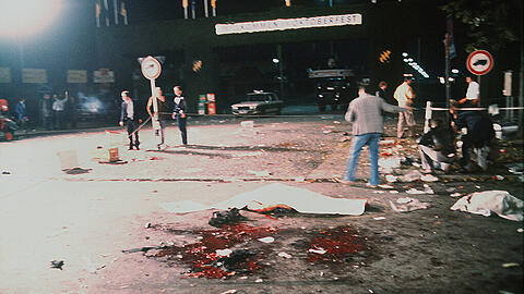 Der Tatort: Am Haupteingang zur Wiesn sterben am 26. September 1980 zwölf Festbesucher und der Attentäter. Am nächsten Tag läuft der Festbetrieb weiter. Zur Trauerfeier am 30. September werden die Zelte jedoch geschlossen.