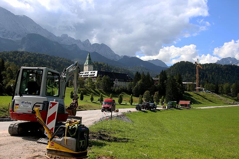 Baufahrzeuge, aufgenommen am 15.09.2014 am Schloss Elmau in der Nähe von Krün und Mittenwald (Bayern). Hier findet vom 04. bis 05.06.2015 der G8-Gipfel statt.