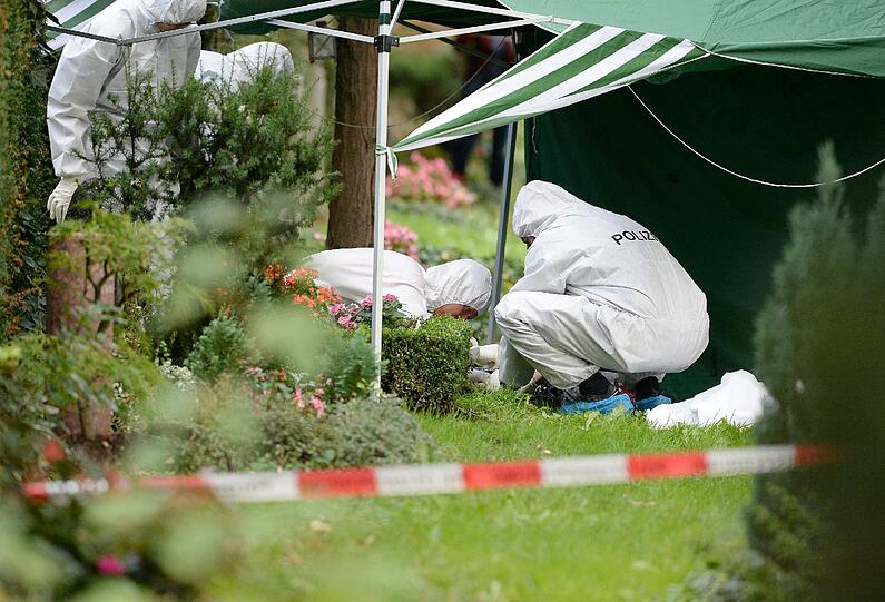 Ermittler sichern nach dem Leichenfund die Spuren.