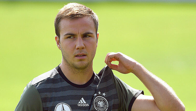 Muss sich einiges anhören: Nationalspieler Mario Götze. Muss sich einiges anhören: Nationalspieler Mario Götze.