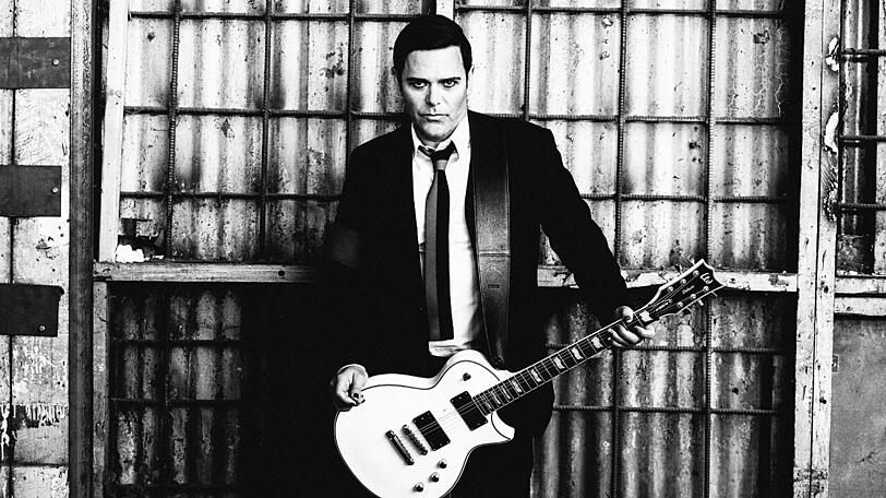 Schmale Krawatte, Anzug, Gitarre: Er sieht fast wie aus der frühen Rock'n'Roll-Zeit aus, aber mit Kajal &ndash; Richard Z. Kruspe.