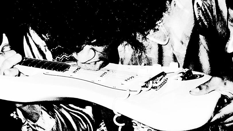 Jimy Hendrix spielt Gitarre mit seiner Lippe. Der 24-Jährige ist noch unsicher, wie er auf das Publikum wirken würde.