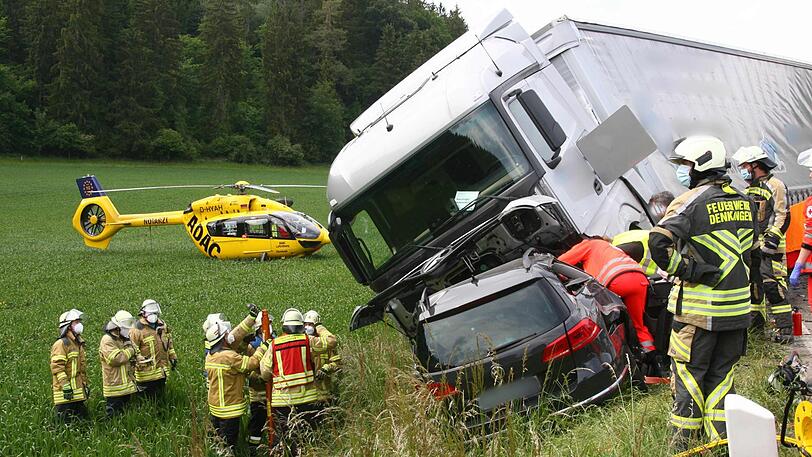 Feuerwehrleute an der Unfallstelle auf der Bundesstraße 17: Vier Menschen sind bei dem schweren Verkehrsunfall gestorben.