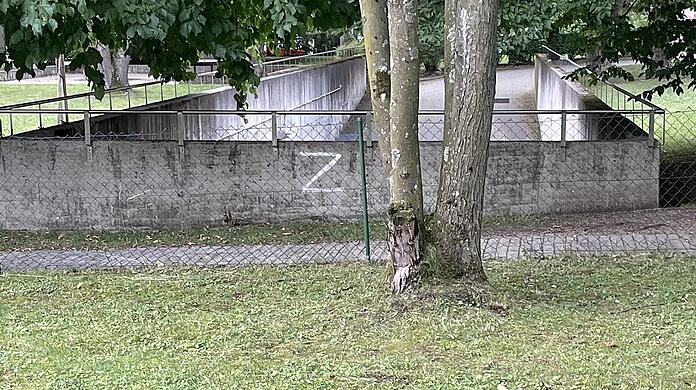 Das verbotene "Z"-Symbol prangt an einer Tiefgarageneinfahrt in der Hornstraße