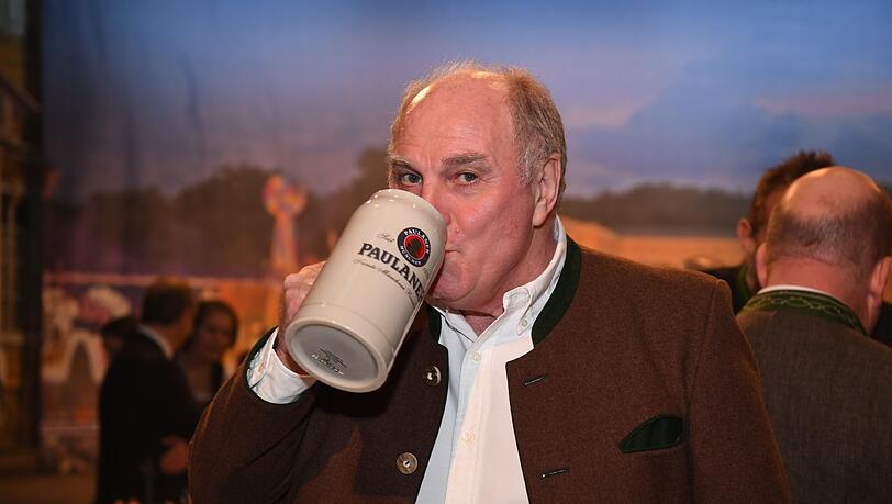 Fußballfunktionär Uli Hoeneß trinkt eine Maß Bier.