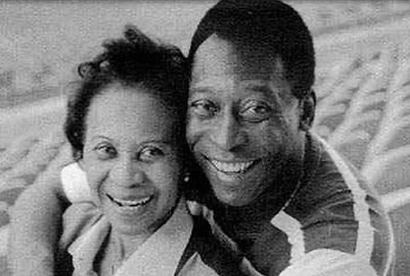 "Ich habe 100 Gründe, als Sohn dankbar zu sein", schreibt Pelé vor fünf Wochen an seine Mutter Dona Celeste (100).
