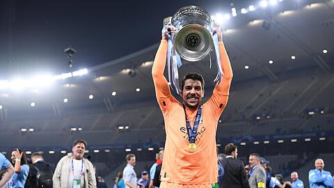 Pokalträger und Triple-Sieger: Ex-Löwe Ortega von ManCity.