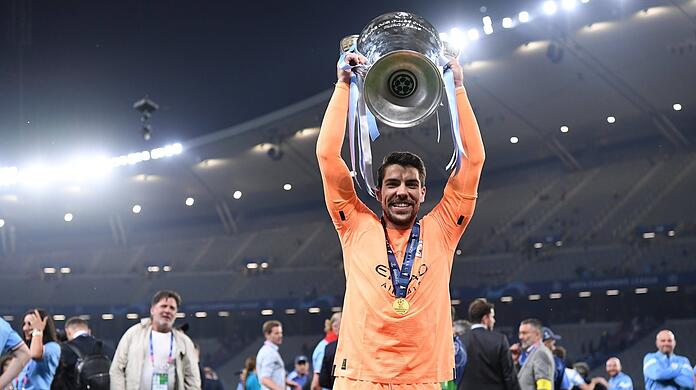 Pokalträger und Triple-Sieger: Ex-Löwe Ortega von ManCity.
