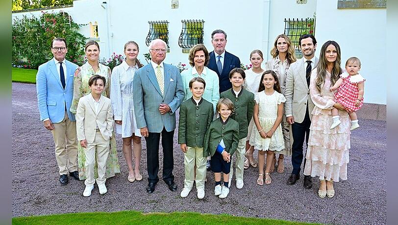 Die schwedische Königsfamilie posiert am Victoriatag für ein Familienfoto. Prinz Julian (vorne) trug dabei einen blauen Gips am Arm. Die schwedische Königsfamilie posiert am Victoriatag für ein Familienfoto. Prinz Julian (vorne) trug dabei einen blauen Gips am Arm.