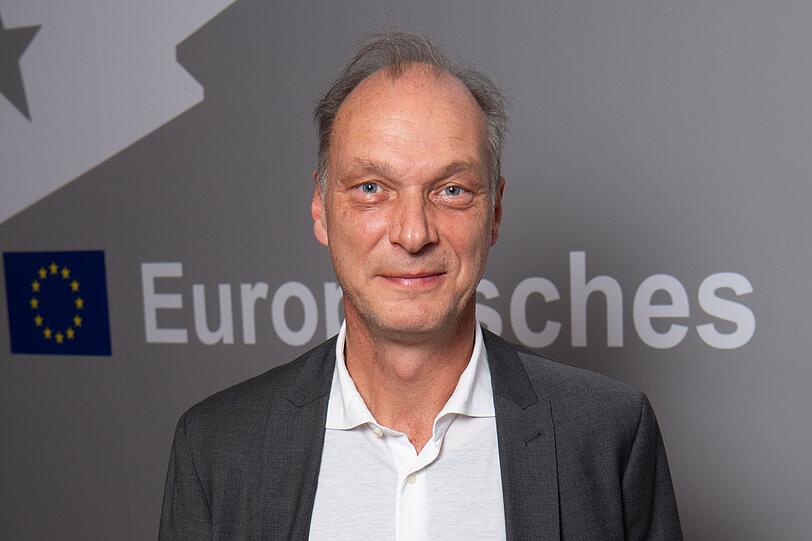 Martin Brambach setzt seine Hoffnung in die Reportage: "Vielleicht steht am Ende dieses Prozesses ja die Erneuerung unserer Demokratie." Martin Brambach setzt seine Hoffnung in die Reportage: "Vielleicht steht am Ende dieses Prozesses ja die Erneuerung unserer Demokratie."