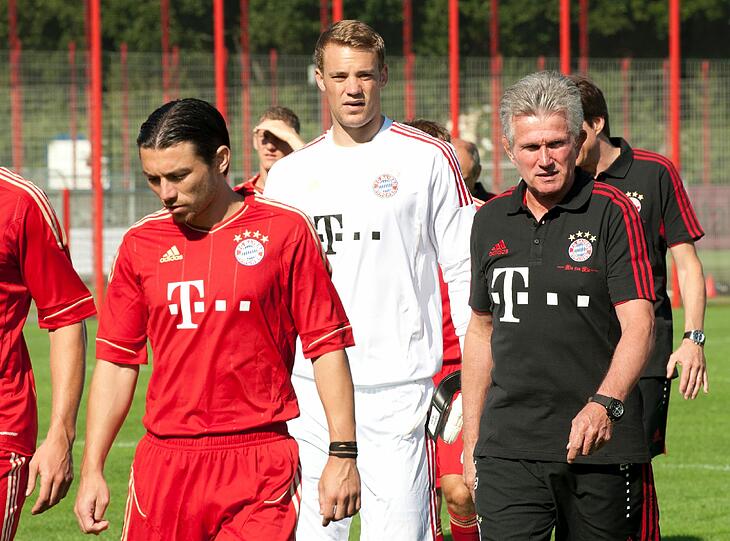 Anstrengender Tag für die Bayern-Kicker: Posing fürs Foto, dann gleich zum Training. Die Bilder von der Säbener