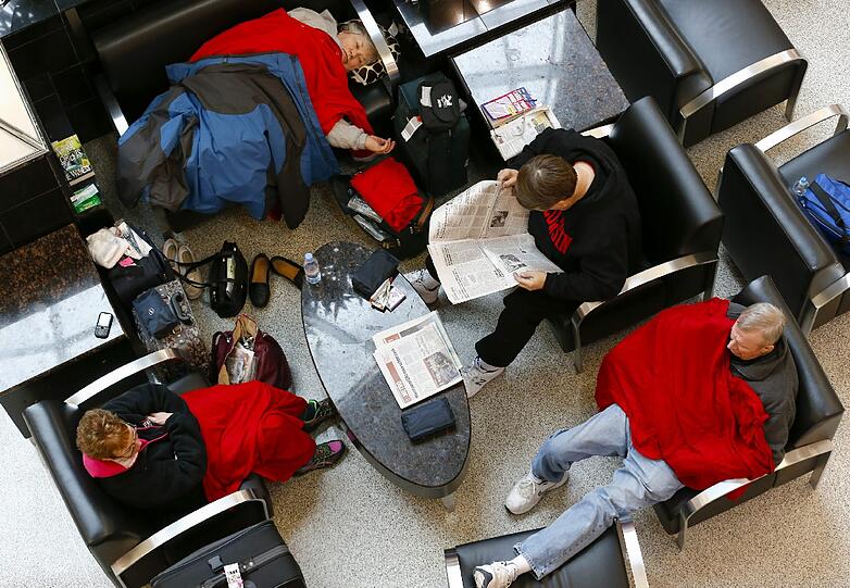 Reisende harren auf dem Hartsfield-Jackson Atlanta International Flughafen aus bis der heftige Wintersturm vorbei ist.