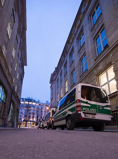 Am Freitag um 6 Uhr ging's los: Auf den Dächern sind Scharfschützen postiert. Absperrgitter blockieren die Zufahrtsstraßen. Rund um den Bayerischen Hof patrouillieren Polizisten mit Bombendetektoren und Spürhunden.