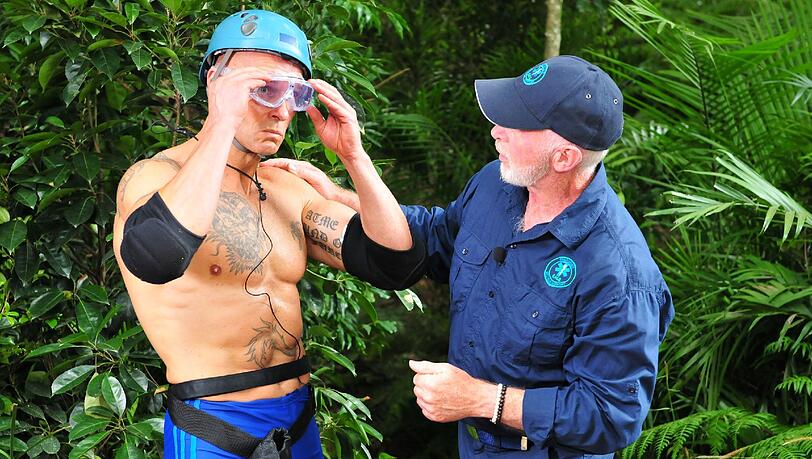 Dschungelprüfung 10 "Höhlenqualen": Thorsten Legat (l.) muss untertauchen. Die begehrten Sterne der heutigen Prüfung sind in einer unterirdischen Höhle voller Wasser zu erspielen. Dschungelprüfung 10 "Höhlenqualen": Thorsten Legat (l.) muss untertauchen. Die begehrten Sterne der heutigen Prüfung sind in einer unterirdischen Höhle voller Wasser zu erspielen.