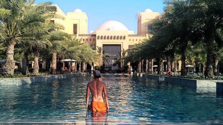 Ersatztorwart Michael Netolitzky erholte sich am Pool in Dubai...