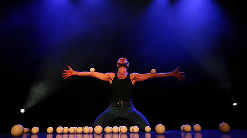 Was alles mit Bällen möglich ist, zeigt Cyril Rabbath im GOP-Varietétheater am Maxmonument.