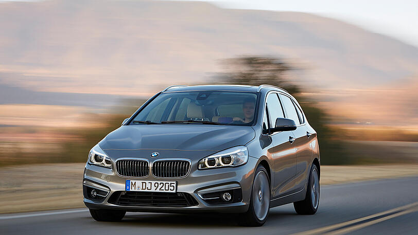 Platz 6: Starke Leistung: Der BMW 2er liegt mit 3.425 zugelassenen Neufahrzeugen im Juli auf Rang sechs der Statistik des Kraftfahrtbundesamtes (KBA). Exemplarisch für die große 2er-Familie steht hier der 218i Active Tourer mit Sechsgang-Handschalter, 100 kW/136 PS und einem Normverbrauch von 5,1 bis 5,3 Liter Super auf 100 Kilometer. Angeboten wird er ab 28.900 Euro. Der Familien-BMW ist bis zu 205 km/h schnell, in 9,5 Sekunden auf 100 und schluckt auf 100 Prüfstands-Kilometer zwischen 4,9 und 5,2 Liter.