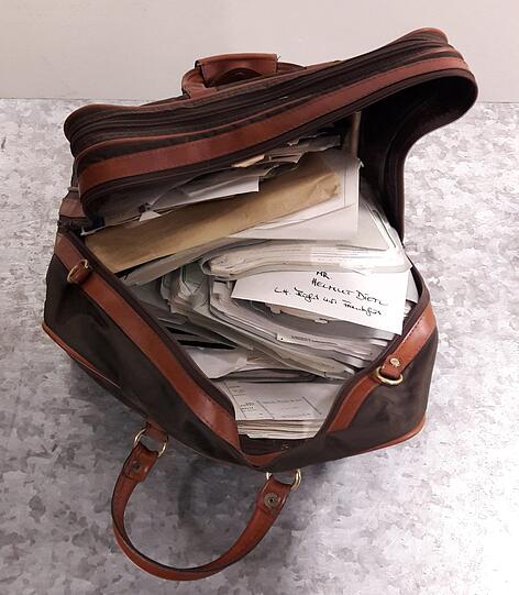 Eine Tasche mit Dietls Geschäftsunterlagen und Korrespondenzen.