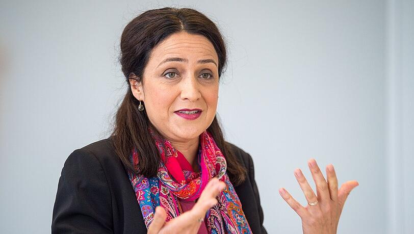 Direktorin Mirjam Zadoff kommentierte die Wiener Ente amüsiert: "Jetzt bin ich gerade mal seit Mai hier in München und habe eigentlich schon vor, eine Weile zu bleiben." Direktorin Mirjam Zadoff kommentierte die Wiener Ente amüsiert: "Jetzt bin ich gerade mal seit Mai hier in München und habe eigentlich schon vor, eine Weile zu bleiben."