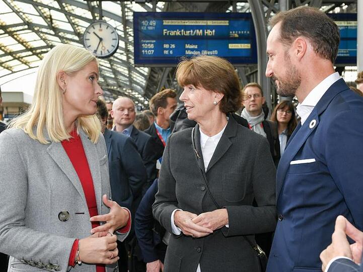 Kölns Oberbürgermeisterin Henriette Reker verabschiedet das norwegische Kronprinzenpaar.