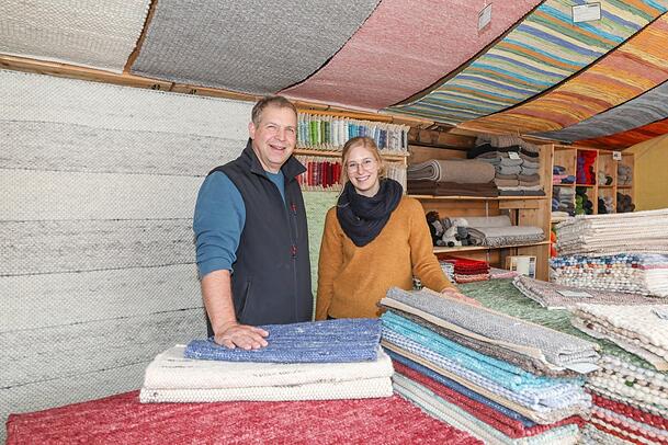 Norbert (54) und Teresa (24) Bernegger an ihrem Stand in der Ahornallee. Hier bekommt man fast alles rund um die Wolle. Norbert (54) und Teresa (24) Bernegger an ihrem Stand in der Ahornallee. Hier bekommt man fast alles rund um die Wolle.