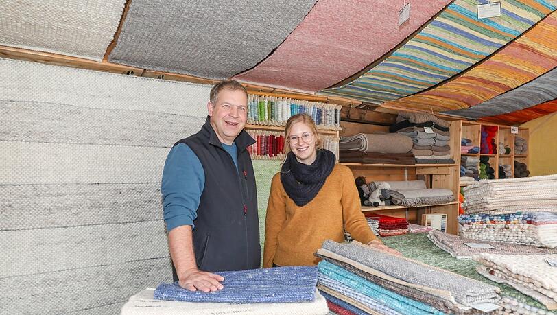 Norbert (54) und Teresa (24) Bernegger an ihrem Stand in der Ahornallee. Hier bekommt man fast alles rund um die Wolle. Norbert (54) und Teresa (24) Bernegger an ihrem Stand in der Ahornallee. Hier bekommt man fast alles rund um die Wolle.