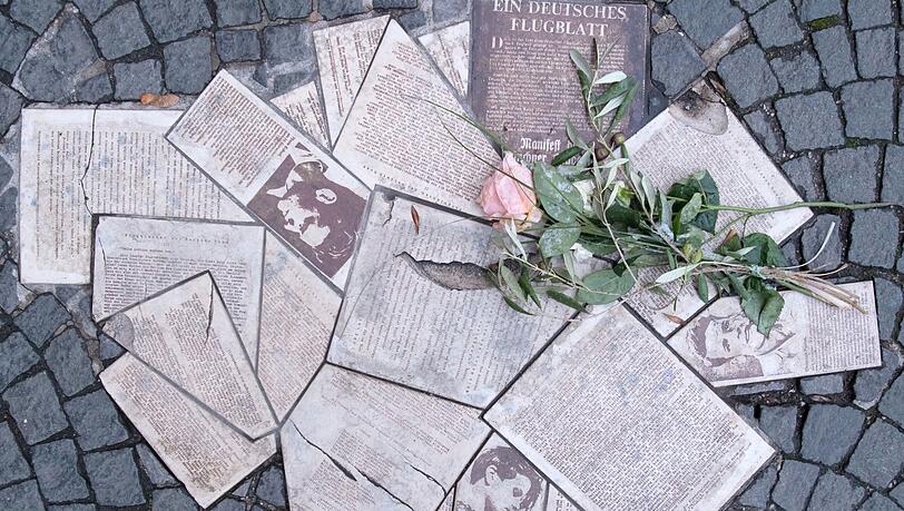 Erinnerung an die Geschwister Scholl und ihre Mitstreiter: Flugblätter der "Weißen Rose" als Denkmal in den Boden eingelassen vor dem Eingang der Ludwig-Maximilians-Universität.