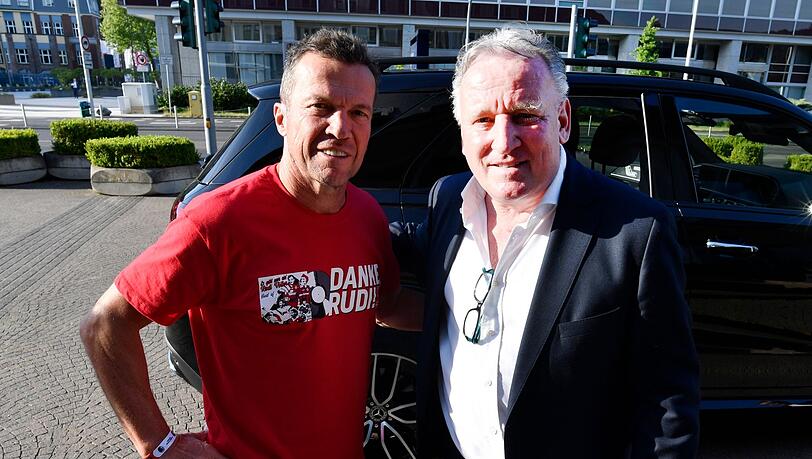 Die ehemaligen Nationalmannschaftskollegen Lothar Matthäus (l) und Andreas Brehme kommen 2022 zu der Verabschiedungsgala von Rudi Völler.