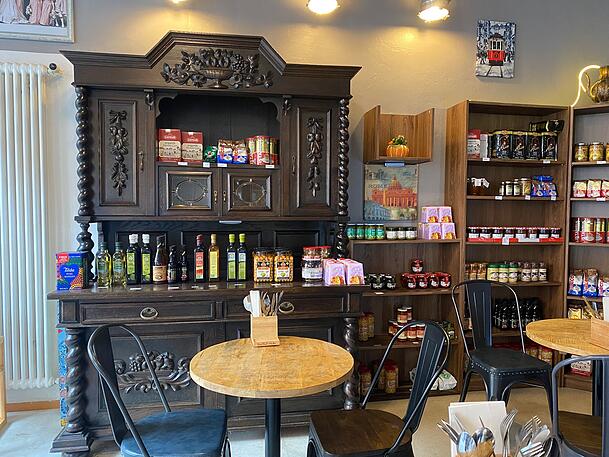 Neben warmen Speisen verkauft Kanber auch Feinkost aus Griechenland und Italien.