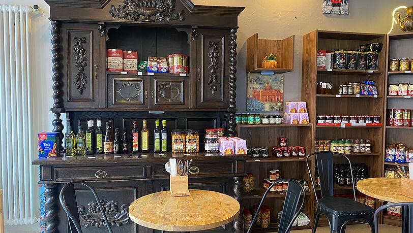 Neben warmen Speisen verkauft Kanber auch Feinkost aus Griechenland und Italien. Neben warmen Speisen verkauft Kanber auch Feinkost aus Griechenland und Italien.