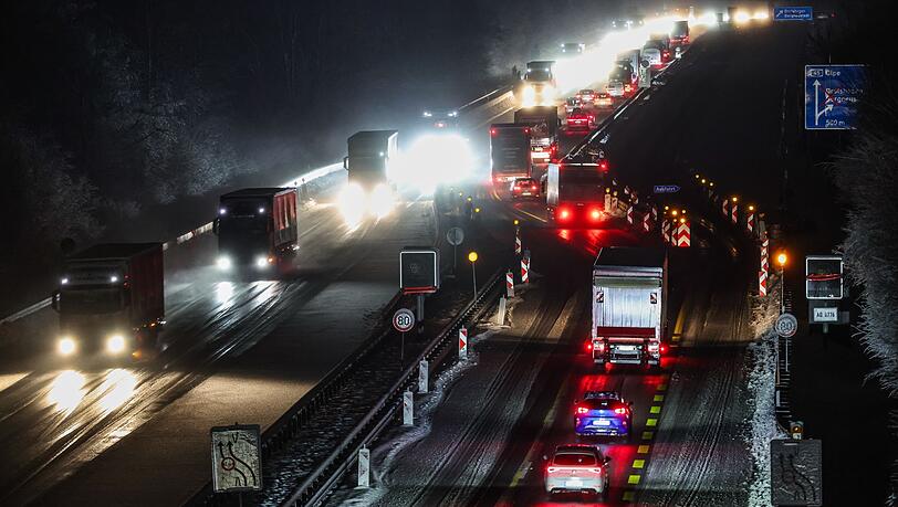 Der Regen auf den eiskalten Böden führt in Teilen Nordrhein-Westfalens zu Verkehrsbehinderungen. Der Regen auf den eiskalten Böden führt in Teilen Nordrhein-Westfalens zu Verkehrsbehinderungen.