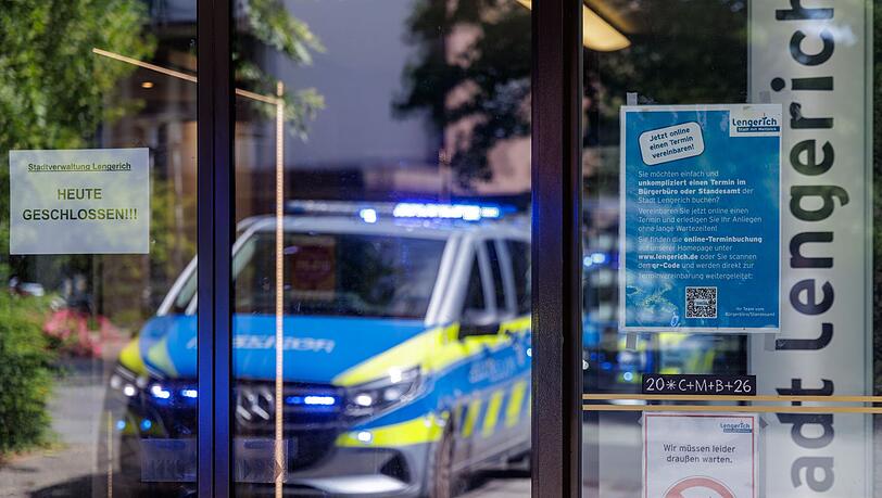 Ein Mann hat sich im Rathaus von Lengerich bei Münster mit einer brennbaren Flüssigkeit übergossen. Ein Mann hat sich im Rathaus von Lengerich bei Münster mit einer brennbaren Flüssigkeit übergossen.