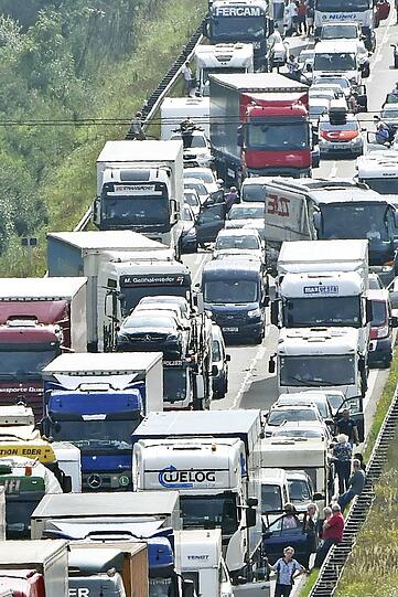 Mega-Stau am Irschenberg: Zwei Lkw krachten am Freitagvormittag ineinander &ndash; die Bilder vom Rettungseinsatz.