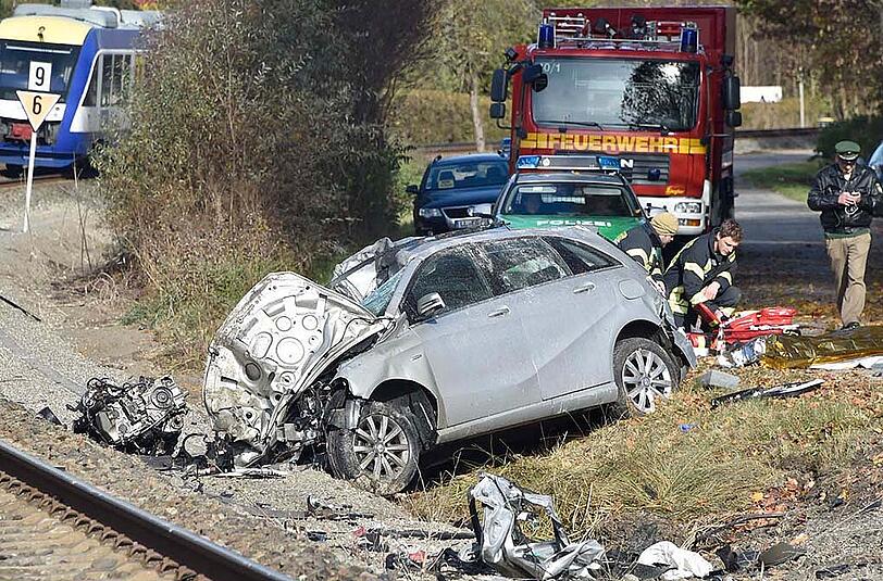 Der Regionalzug rammte den Wagen, als dieser gerade die Gleise überquerte. Beide Insassen starben noch am Unfallort.