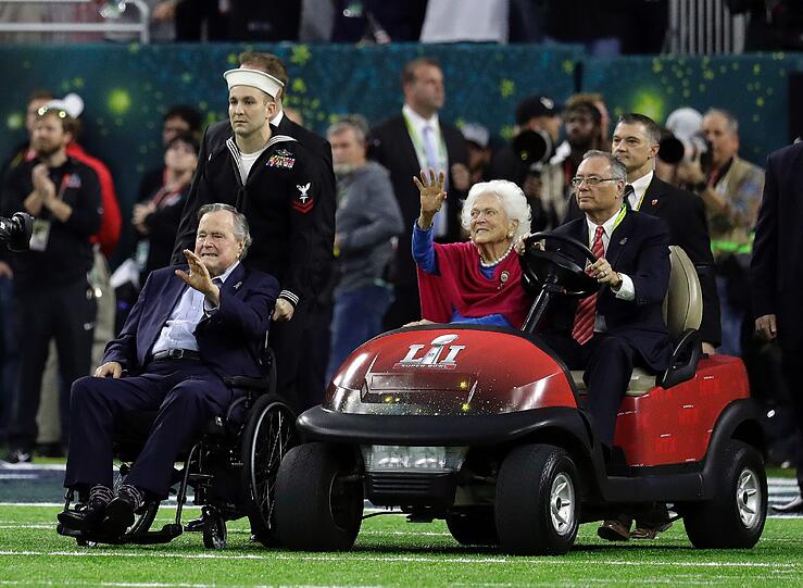 Der ehemalige US-Präsident George Bush und seine Frau wurden vor der Partie ins Stadion gefahren. Bush durfte die Münze werfen.
