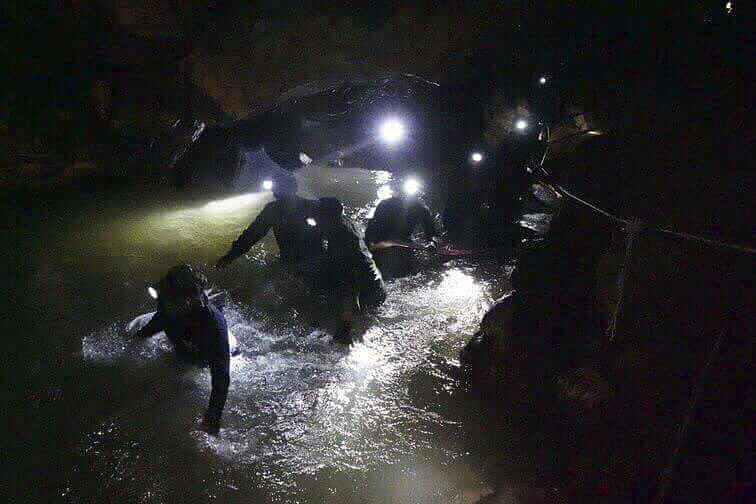 Eine Suchmannschaft in der Höhle.