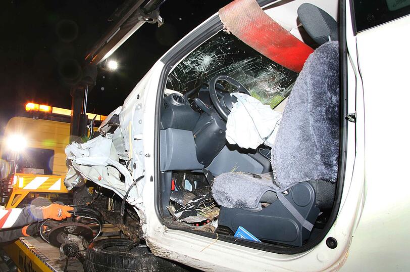 Auf der Staatsstraße 2353 im Landkreis Mühldorf sind ein Ford und ein Skoda beinahe frontal zusammengeprallt.