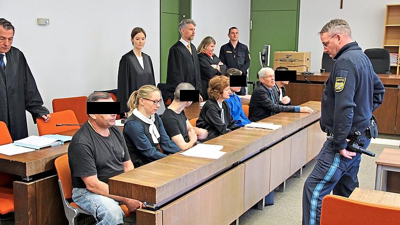 Sie sollen in München Motorräder gestohlen haben: die vier Angeklagten mit ihren Dolmetschern und Anwälten.
