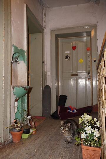 Das Treppenhaus ist mit Liebe dekoriert - dort hält man sich ja auch oft auf, wenn das einzige Waschbecken der Wohnung dort zu finden ist.