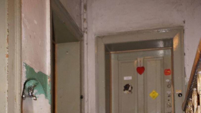 Das Treppenhaus ist mit Liebe dekoriert - dort hält man sich ja auch oft auf, wenn das einzige Waschbecken der Wohnung dort zu finden ist. Das Treppenhaus ist mit Liebe dekoriert - dort hält man sich ja auch oft auf, wenn das einzige Waschbecken der Wohnung dort zu finden ist.