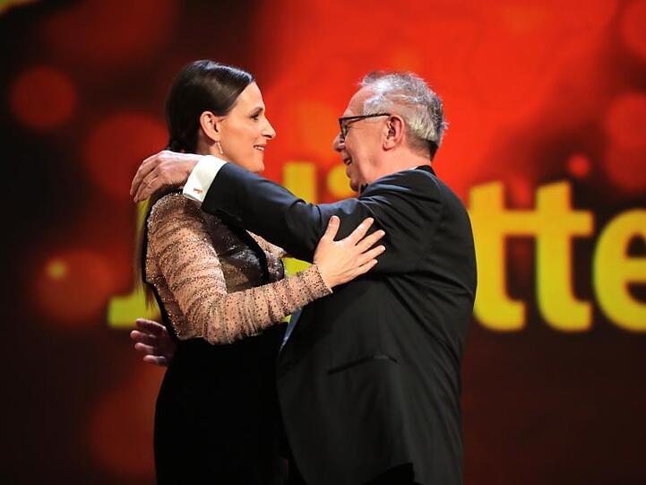 Eine Umarmung zum Schluss der Eröffnungs-Gala: Juliette Binoche und Dieter Kosslick.