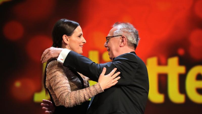 Eine Umarmung zum Schluss der Eröffnungs-Gala: Juliette Binoche und Dieter Kosslick. Eine Umarmung zum Schluss der Eröffnungs-Gala: Juliette Binoche und Dieter Kosslick.
