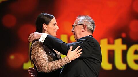 Eine Umarmung zum Schluss der Eröffnungs-Gala: Juliette Binoche und Dieter Kosslick.